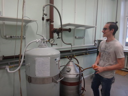 Подлив гелия в 100-литровый криостат со сверхпроводящим магнитом в новой лаборатории.